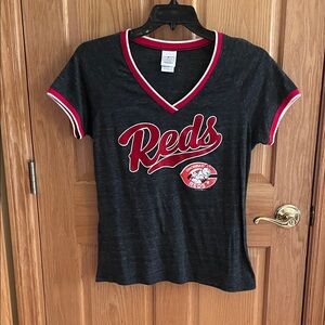 Cincinnati Reds 5th & Ocean Women’s Fit V-neck Felt Logo Tshirt